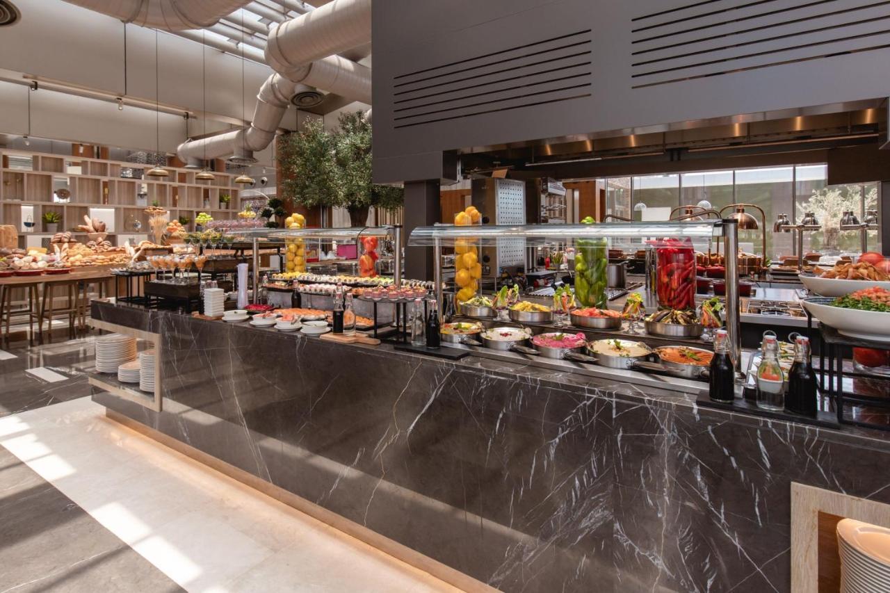 Jeddah Marriott Hotel Madinah Road Exterior foto The buffet at the hotel