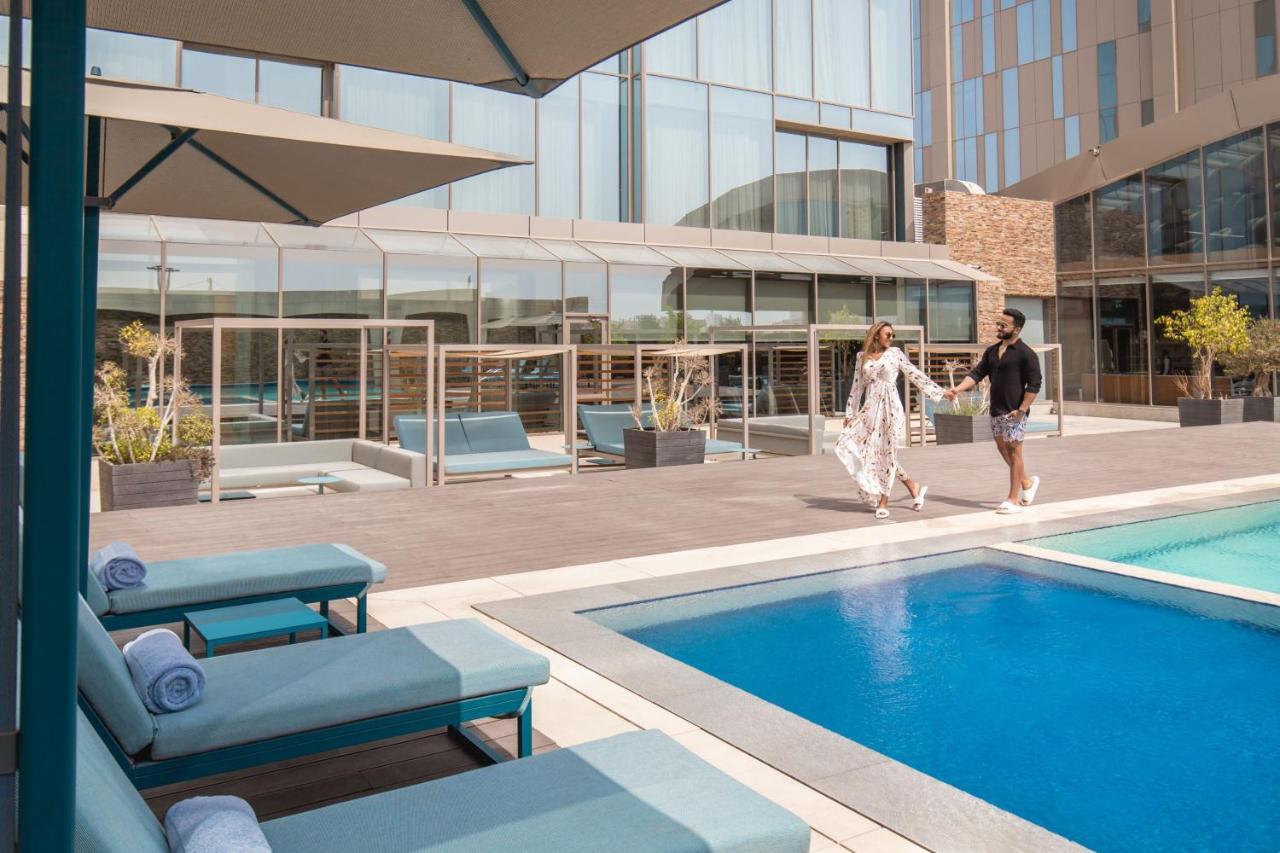 Jeddah Marriott Hotel Madinah Road Exterior foto The pool at the hotel