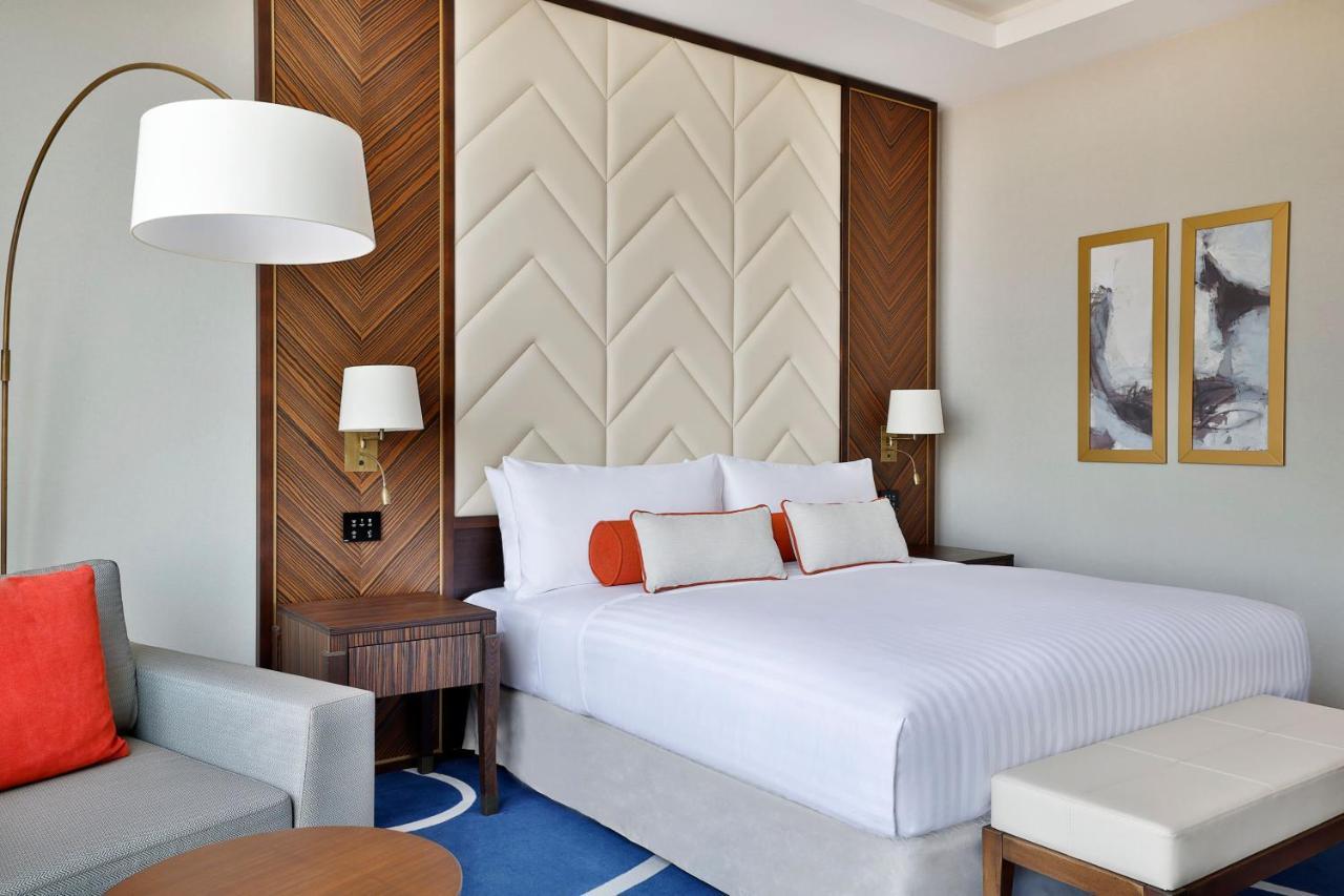 Jeddah Marriott Hotel Madinah Road Exterior foto A guest room at the hotel
