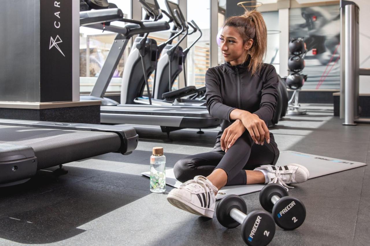 Jeddah Marriott Hotel Madinah Road Exterior foto A woman in a gym