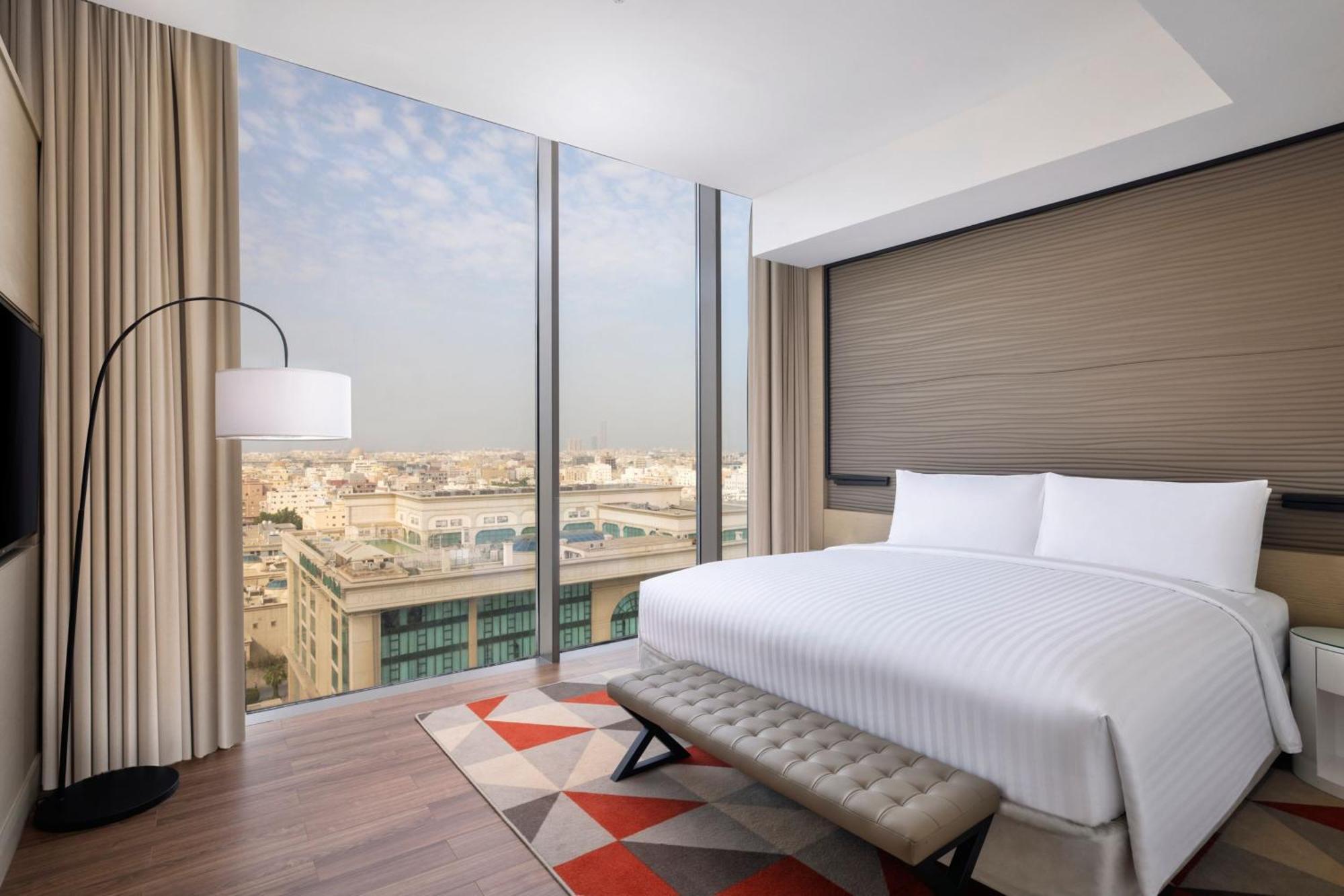 Jeddah Marriott Hotel Madinah Road Exterior foto A bedroom at the hotel