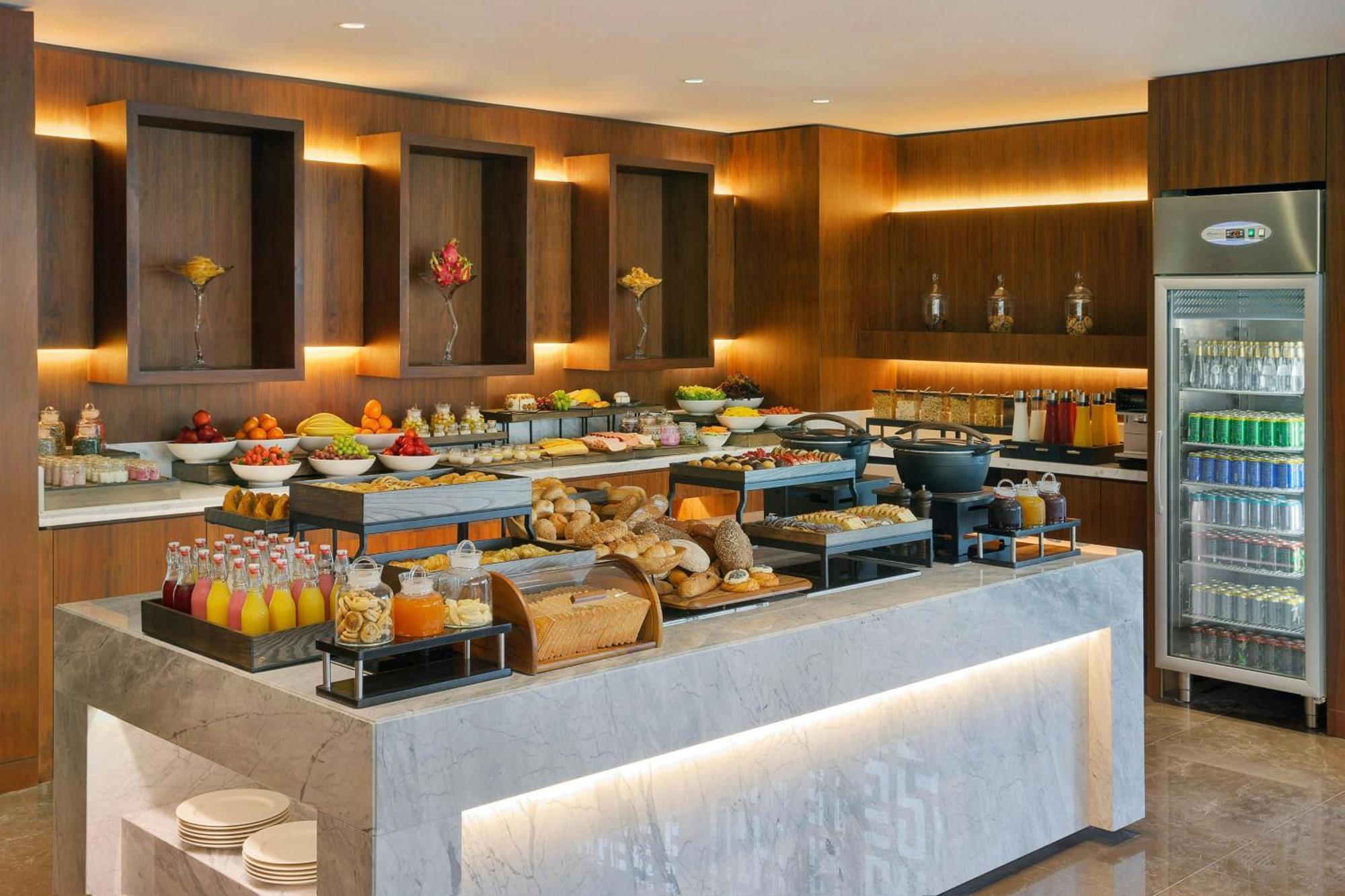 Jeddah Marriott Hotel Madinah Road Exterior foto A buffet at a hotel